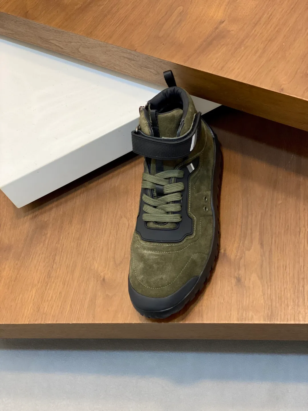 Men's shoes 💰860 Prada/Prada's new men's patchwork casual sports boots! The shoe's exquisite stitching outlines a unique geometric texture, and contemporary lines and details reinterpret the classic sports style. The upper is made of ultra-official material, and the lining is full cowhide. It is lightweight, breathable, practical and versatile. The tongue is decorated with the Prada Milano logo, and the logo print is embellished with the laces. It is paired with a 2.5cm two-color rubber sole to create a comfortable wearing experience. Comes with full set of original packaging dust bag! Size: 39-40-41-42-43-44 (45 customized) standard leather shoe size